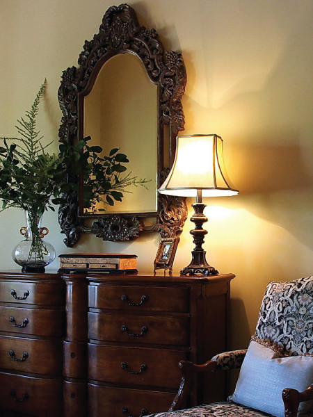 Immagine di un soggiorno chic con pareti beige