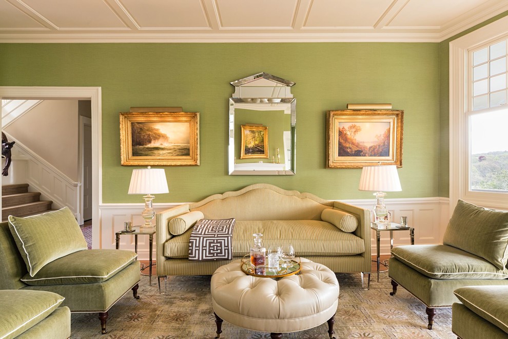 Immagine di un grande soggiorno classico aperto con sala formale, pareti verdi, pavimento in legno massello medio, nessun camino, nessuna TV e pavimento marrone
