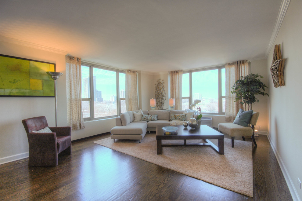 Modernes Wohnzimmer mit beiger Wandfarbe und braunem Holzboden in Chicago