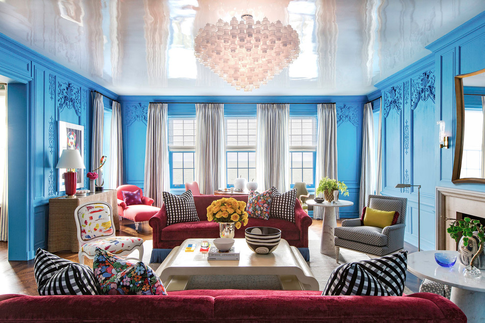 Großes, Repräsentatives, Fernseherloses, Abgetrenntes Stilmix Wohnzimmer mit blauer Wandfarbe, dunklem Holzboden, Kamin, Kaminumrandung aus Stein und braunem Boden in Chicago