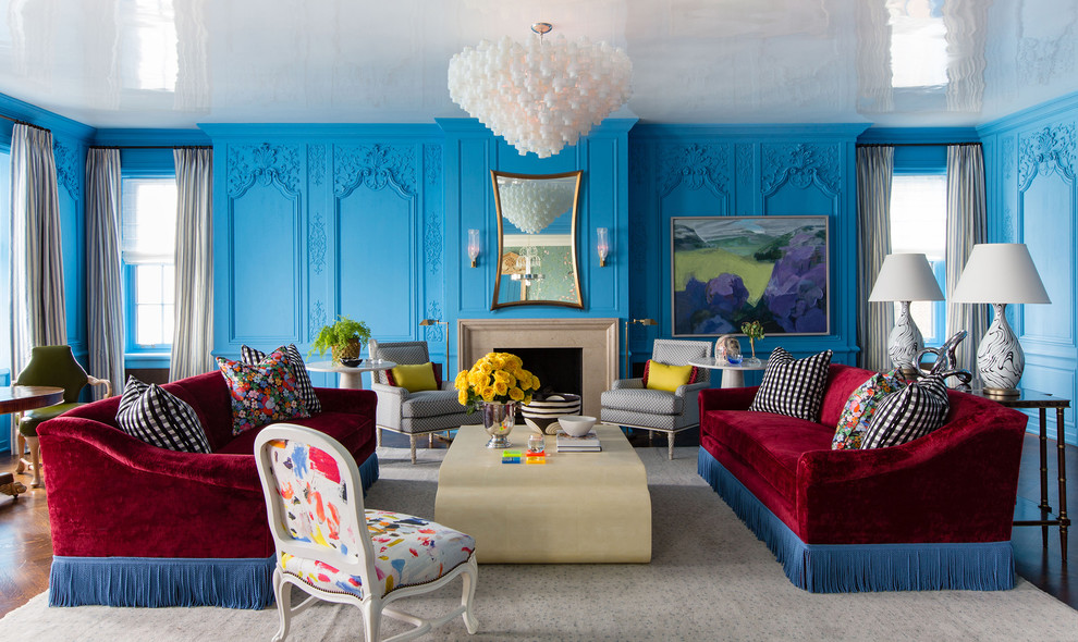 Стильный дизайн: большая парадная гостиная комната в стиле фьюжн с синими стенами, темным паркетным полом, стандартным камином, фасадом камина из камня и ковром на полу без телевизора - последний тренд