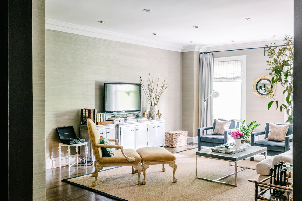 Ispirazione per un soggiorno tradizionale di medie dimensioni e chiuso con parquet scuro, TV a parete, sala formale, pareti beige e pavimento marrone