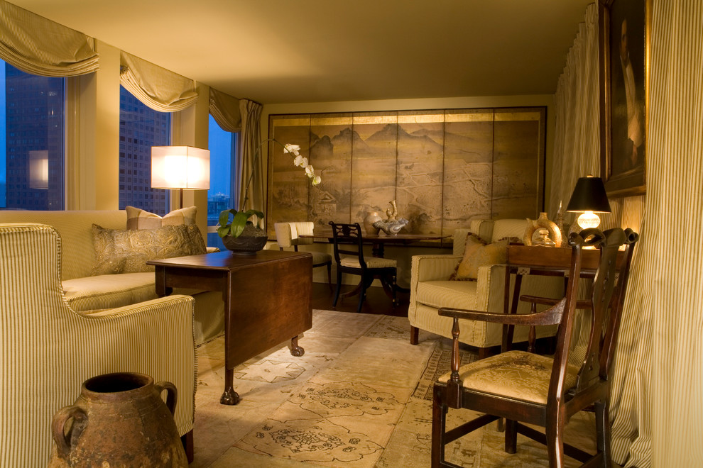 Imagen de salón abierto tradicional de tamaño medio sin chimenea y televisor con paredes beige y suelo de madera oscura