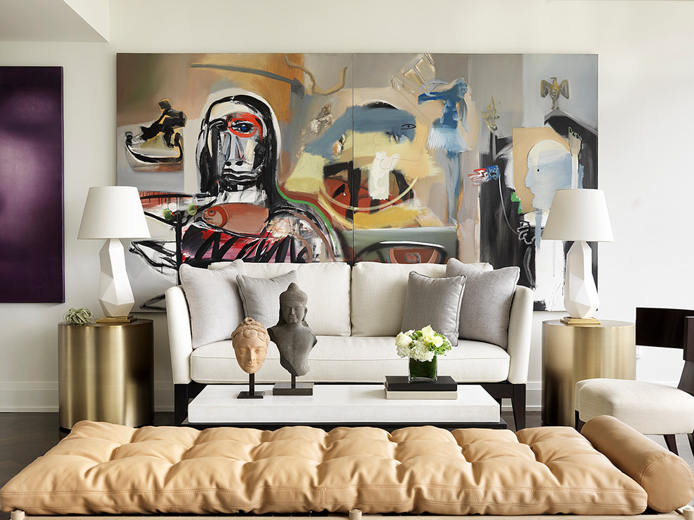 На фото: гостиная комната в современном стиле с белыми стенами, темным паркетным полом и коричневым полом с