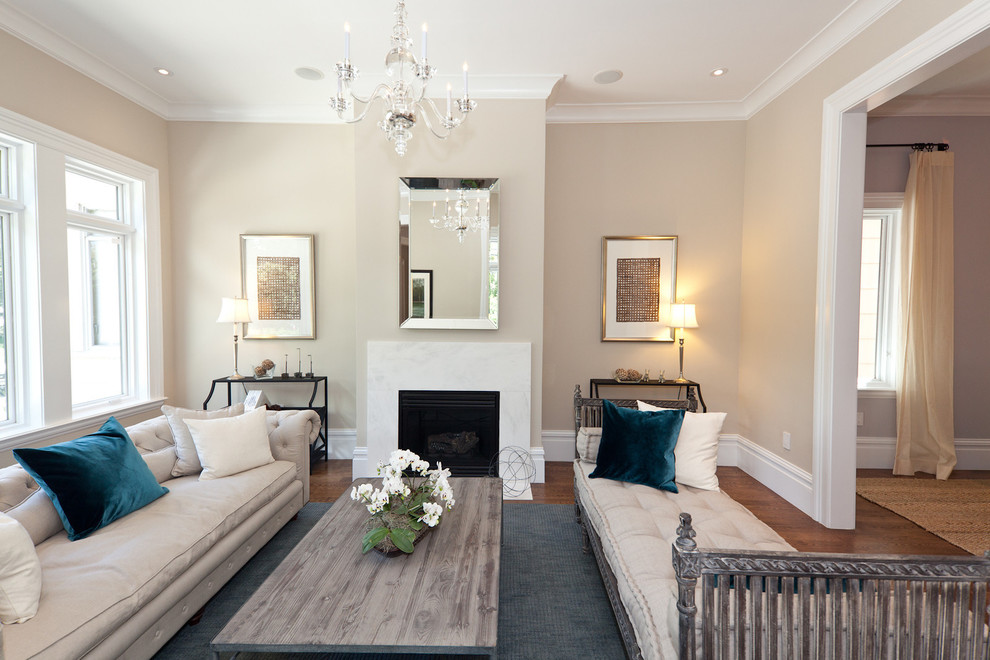Idee per un soggiorno classico con pareti beige, camino classico e tappeto