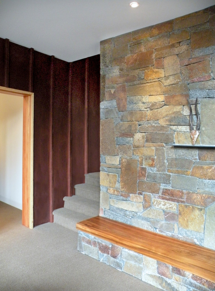 Diseño de salón abierto minimalista pequeño con moqueta, paredes multicolor, todas las chimeneas, marco de chimenea de piedra y televisor colgado en la pared