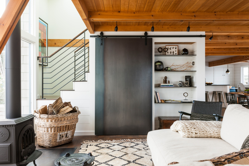 Источник вдохновения для домашнего уюта: открытая гостиная комната в морском стиле с белыми стенами, темным паркетным полом, коричневым полом, балками на потолке и деревянным потолком