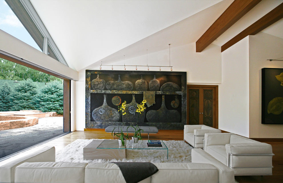 Imagen de salón abierto contemporáneo con suelo de mármol