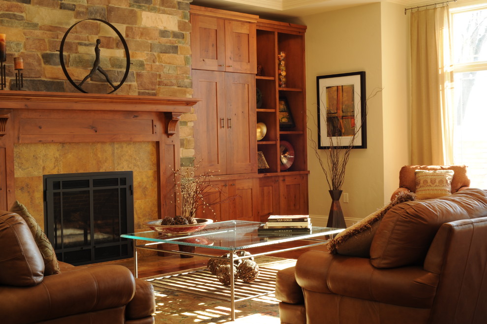 Example of a classic living room design in Milwaukee