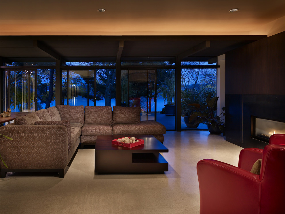 Стильный дизайн: гостиная комната в стиле модернизм с бетонным полом и бежевым полом - последний тренд