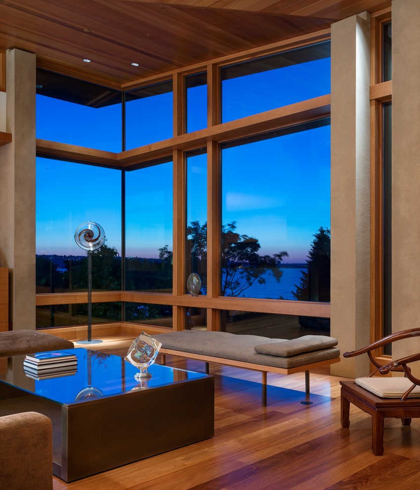 Foto di un grande soggiorno design aperto con pavimento in legno massello medio