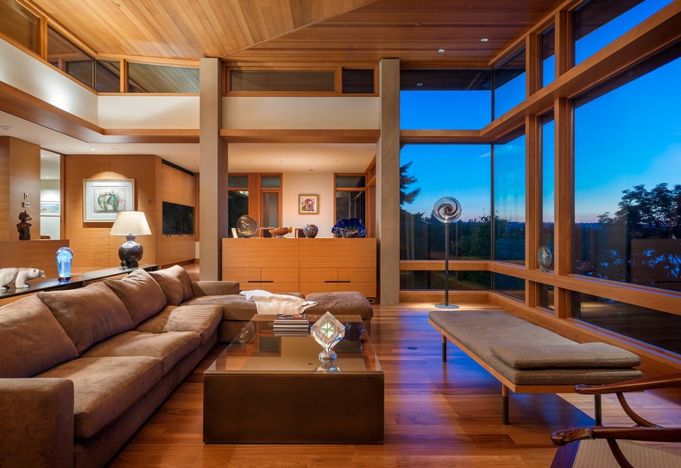 Foto de salón abierto actual grande con suelo de madera en tonos medios
