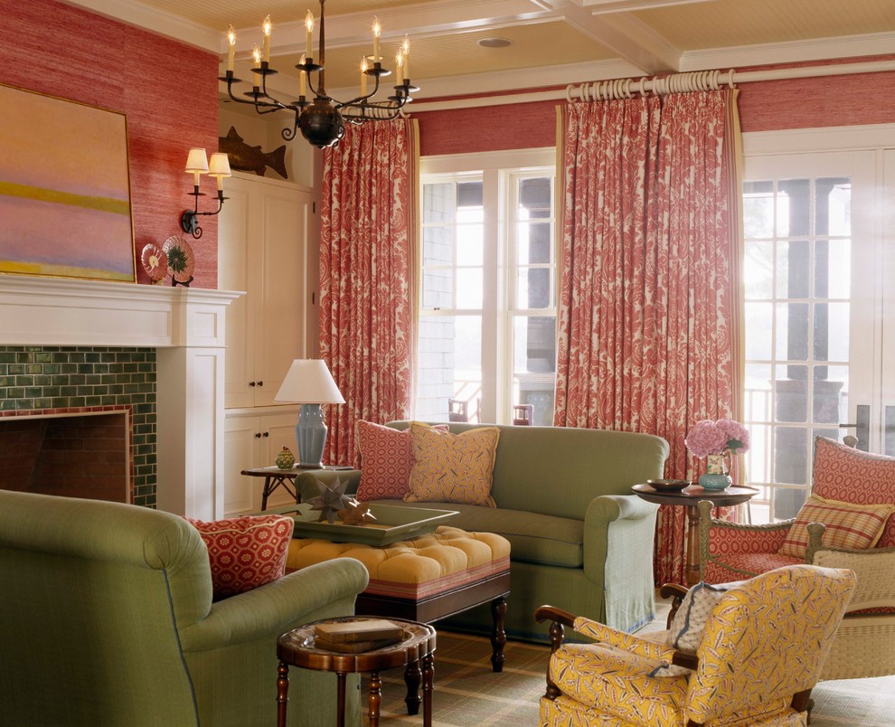 Klassisches Wohnzimmer mit roter Wandfarbe in Boston