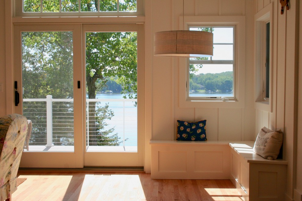 Пример оригинального дизайна: открытая гостиная комната среднего размера в морском стиле с белыми стенами, паркетным полом среднего тона и коричневым полом