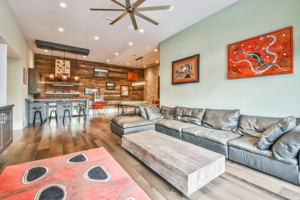 Foto di un soggiorno tradizionale aperto con angolo bar, pareti grigie, pavimento in legno massello medio e pavimento marrone