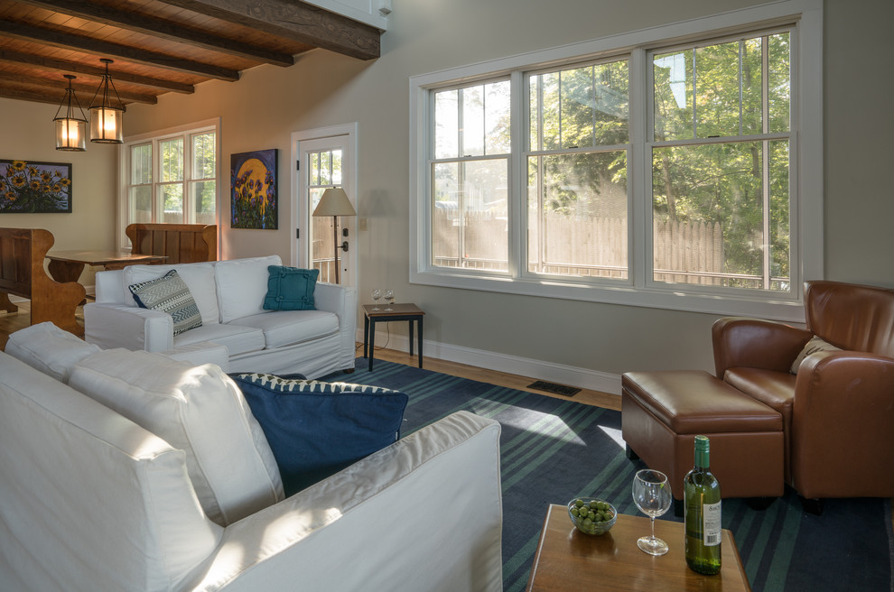 Mittelgroßes, Offenes Rustikales Wohnzimmer mit beiger Wandfarbe und braunem Holzboden in Boston