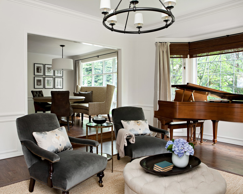 Стильный дизайн: гостиная комната в классическом стиле с музыкальной комнатой, белыми стенами и темным паркетным полом - последний тренд