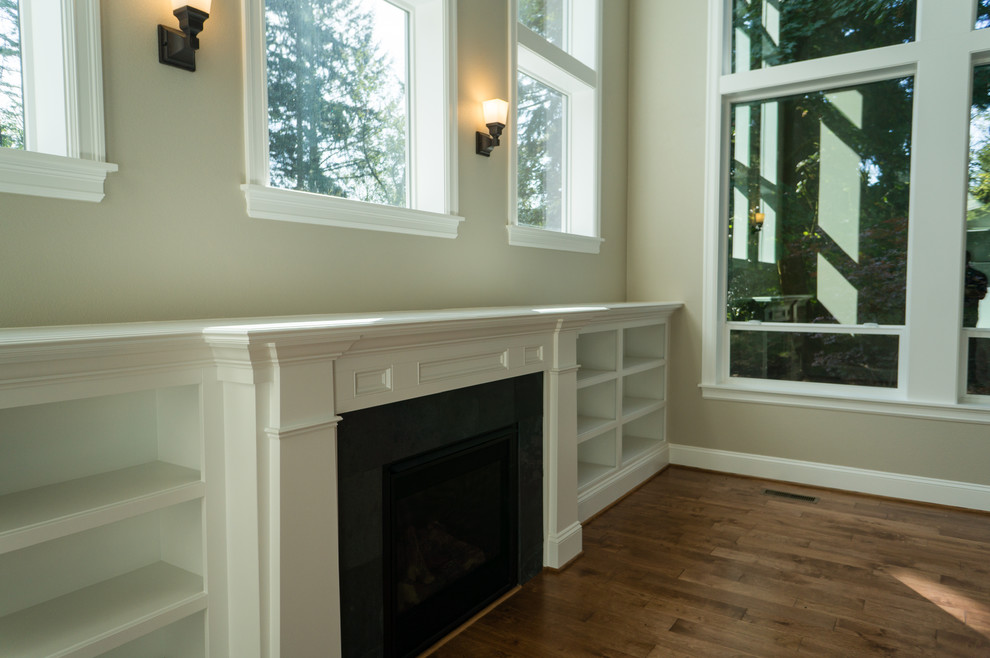 Großes, Offenes Klassisches Wohnzimmer mit beiger Wandfarbe, braunem Holzboden, Kamin und gefliester Kaminumrandung in Portland