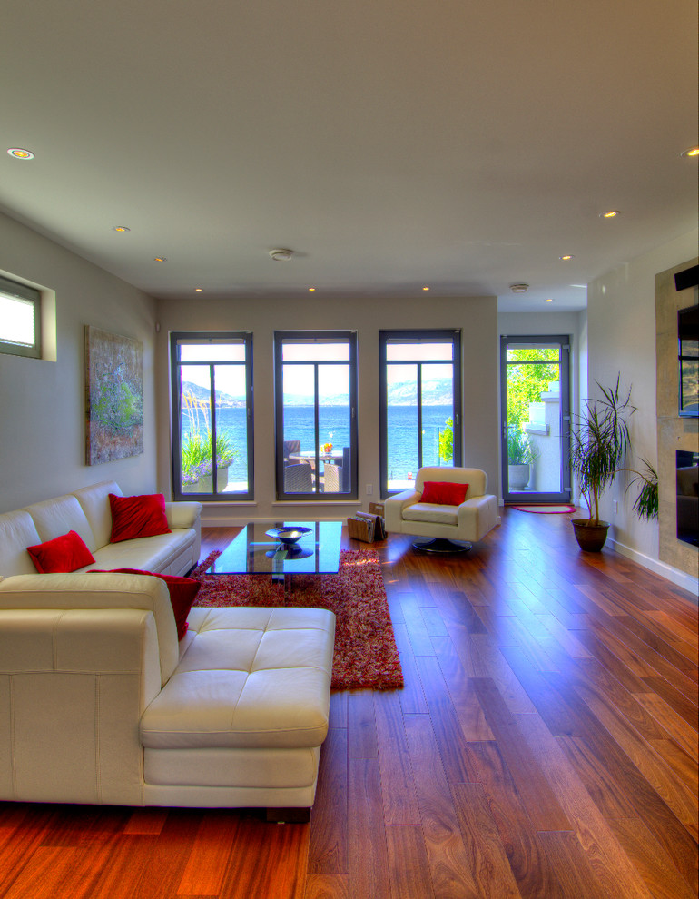 Modernes Wohnzimmer mit beiger Wandfarbe und TV-Wand in Vancouver