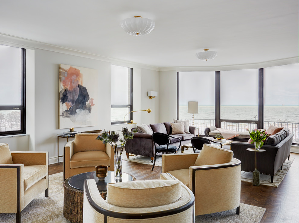 Cette photo montre un salon chic ouvert avec une salle de réception, un mur blanc, parquet foncé et un sol marron.