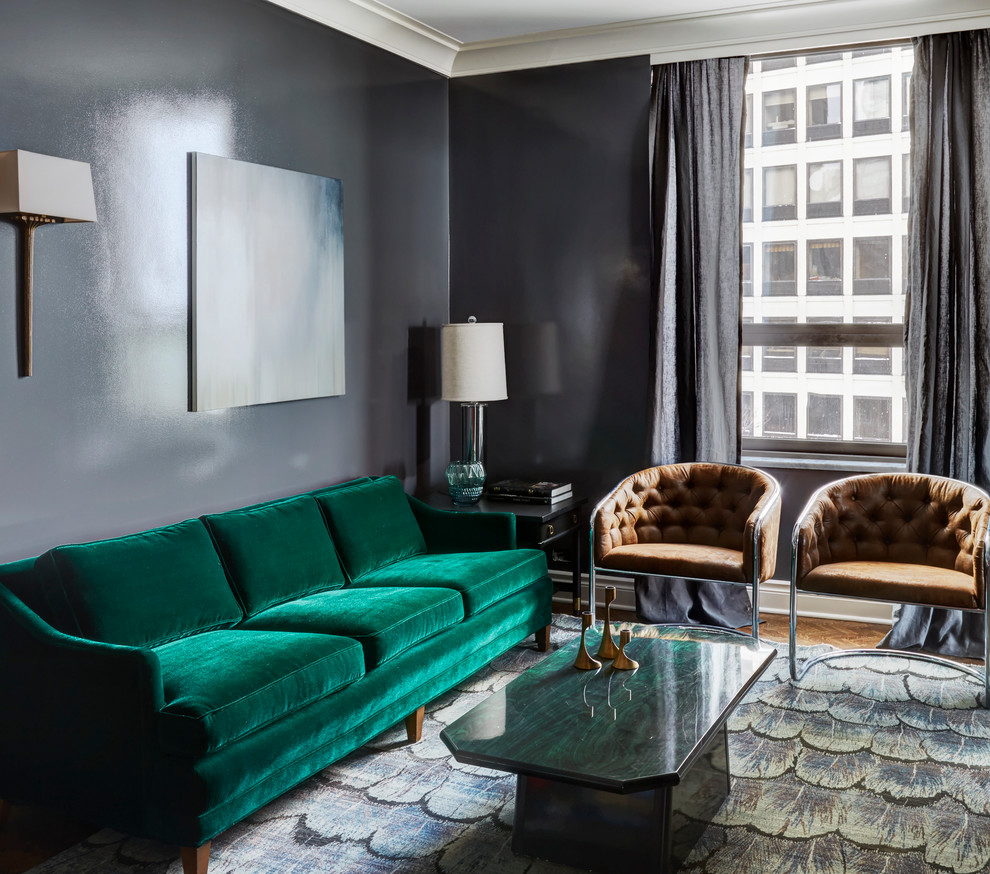 Repräsentatives, Abgetrenntes Klassisches Wohnzimmer mit schwarzer Wandfarbe, braunem Holzboden und braunem Boden in Chicago