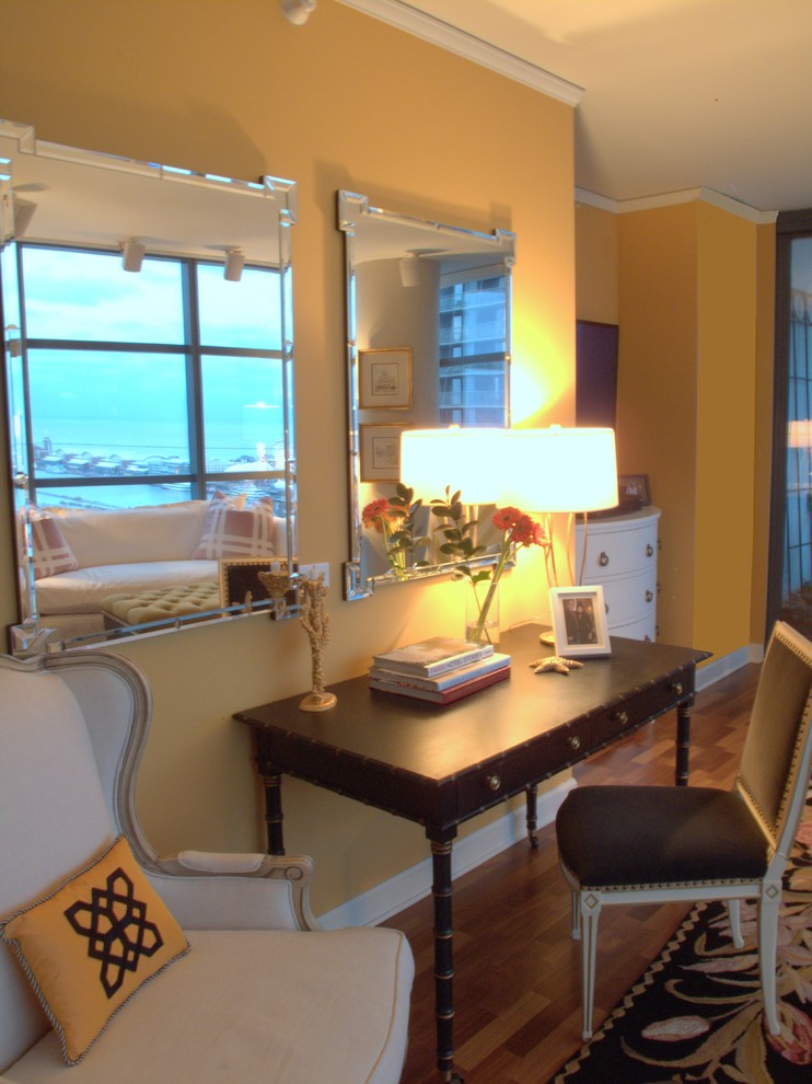 Foto di un piccolo soggiorno chic chiuso con pareti arancioni, pavimento in legno massello medio e TV a parete