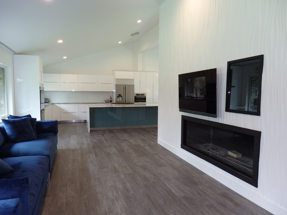 На фото: огромная изолированная гостиная комната в современном стиле с серыми стенами, полом из винила, двусторонним камином, фасадом камина из плитки и серым полом с