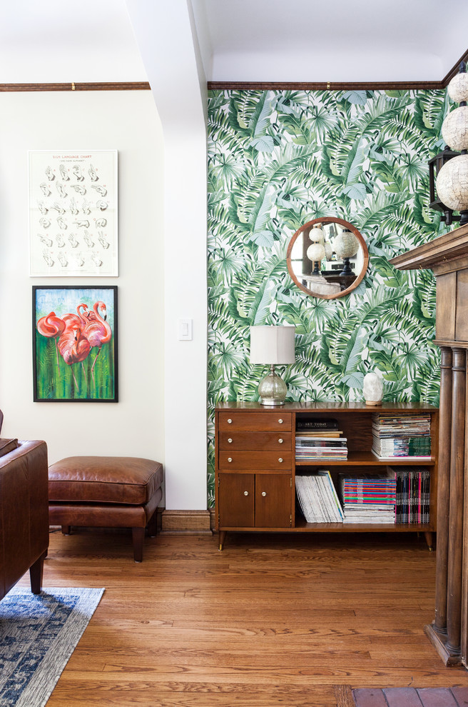 Foto di un grande soggiorno eclettico con pareti beige, pavimento in legno massello medio, camino classico, cornice del camino in mattoni e TV a parete