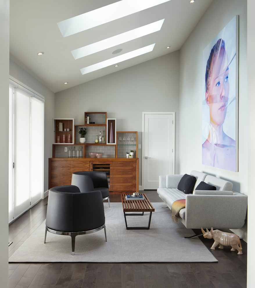 Источник вдохновения для домашнего уюта: гостиная комната в современном стиле с домашним баром, серыми стенами и темным паркетным полом без камина, телевизора