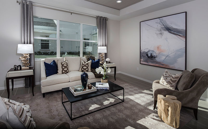Idee per un grande soggiorno american style aperto con sala formale, pareti beige, pavimento con piastrelle in ceramica e pavimento beige