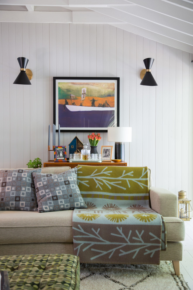 Mittelgroßes, Abgetrenntes Skandinavisches Wohnzimmer mit weißer Wandfarbe und Teppichboden in London