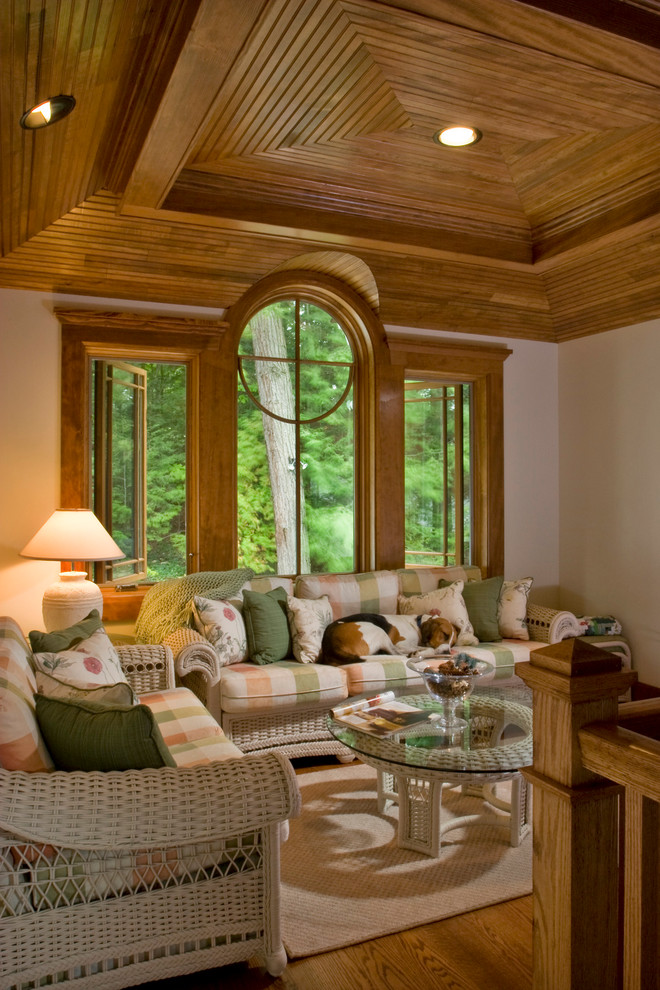 Exemple d'un salon mansardé ou avec mezzanine montagne avec un mur beige et un sol en bois brun.