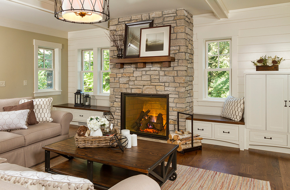 Mittelgroßes, Offenes Klassisches Wohnzimmer mit beiger Wandfarbe, braunem Holzboden, Kamin, Kaminumrandung aus Stein und Multimediawand in Minneapolis