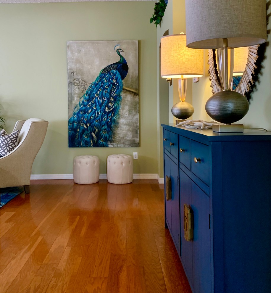 Offenes Wohnzimmer mit grüner Wandfarbe und braunem Boden in Orlando