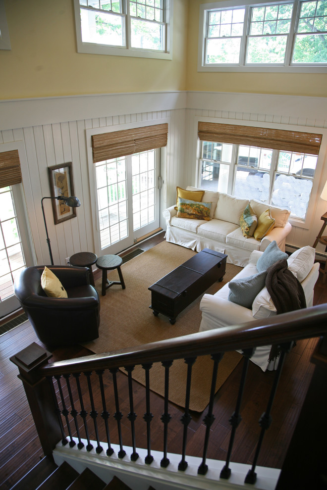 Repräsentatives Klassisches Wohnzimmer mit gelber Wandfarbe in Milwaukee
