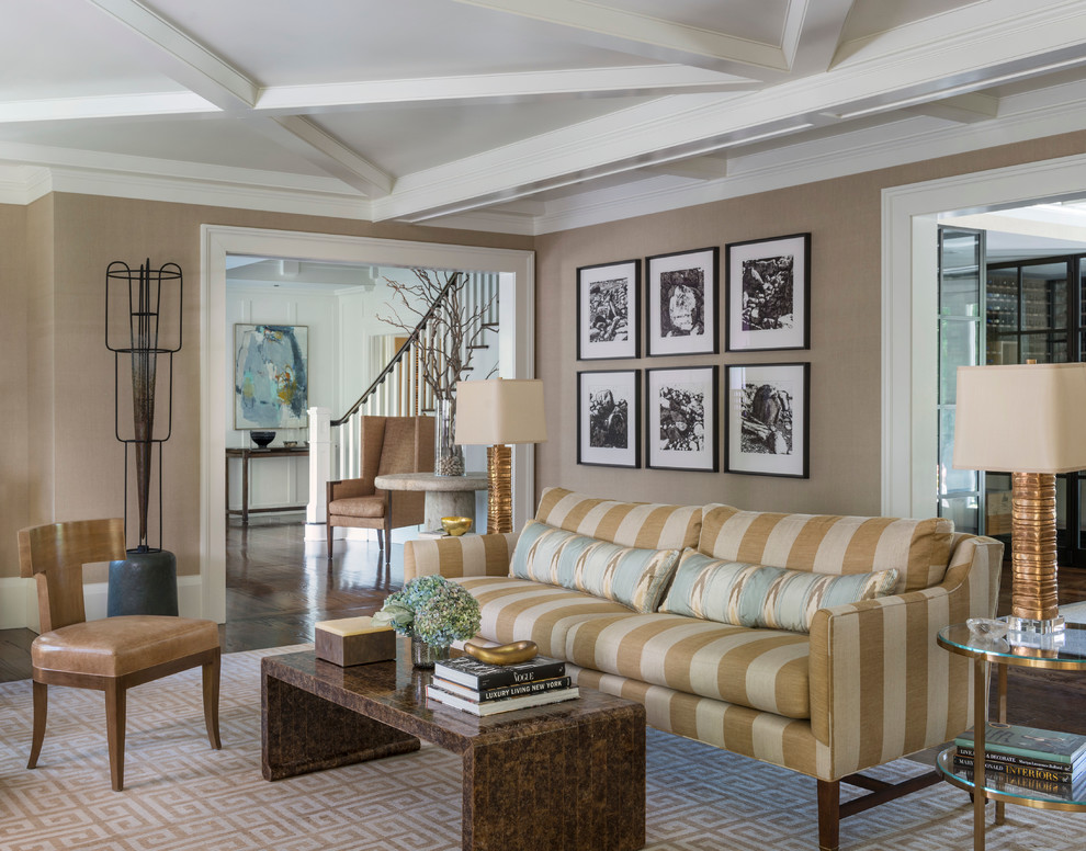 Foto di un soggiorno classico chiuso con sala formale, pareti beige e parquet scuro
