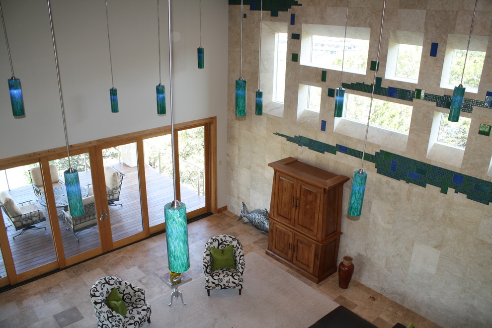 Идея дизайна: парадная, открытая гостиная комната среднего размера в современном стиле с бежевыми стенами и полом из травертина без камина, телевизора