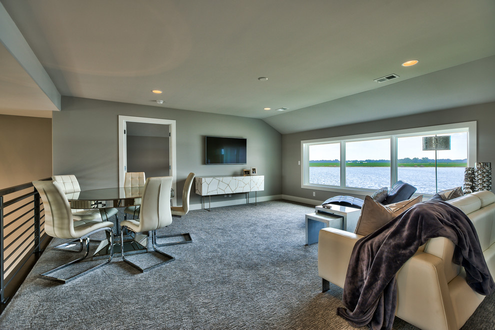 На фото: парадная, двухуровневая гостиная комната в стиле модернизм с телевизором на стене с