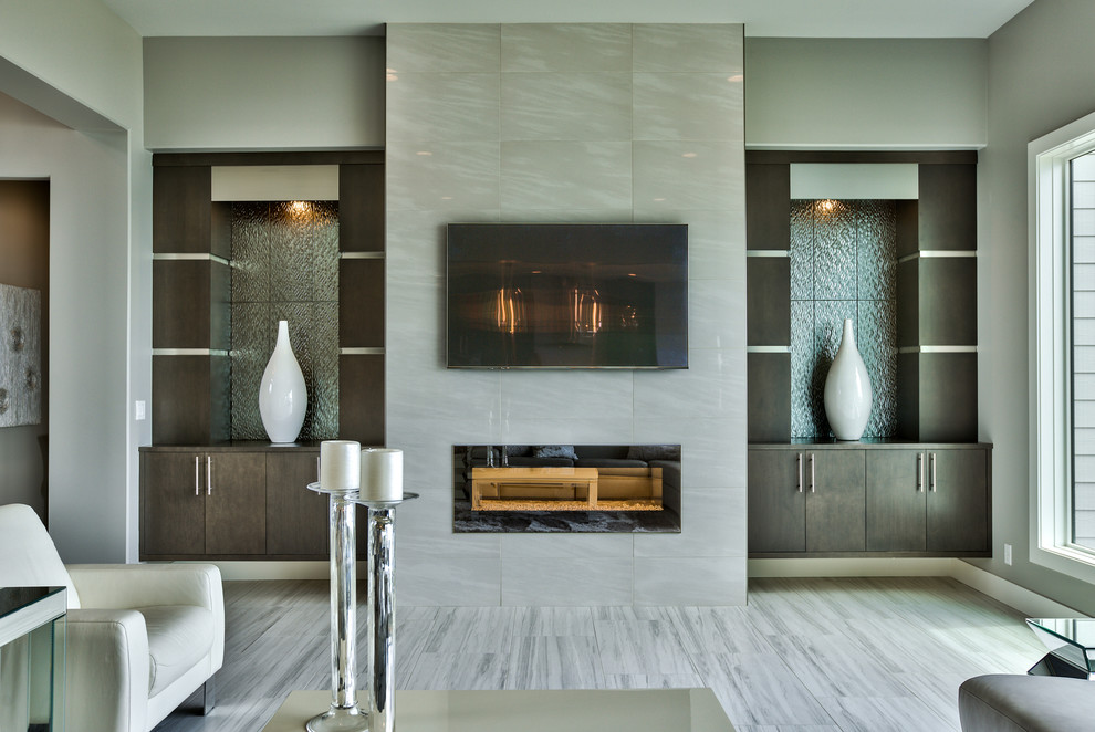 Diseño de salón para visitas abierto minimalista con chimenea lineal, marco de chimenea de baldosas y/o azulejos y televisor colgado en la pared