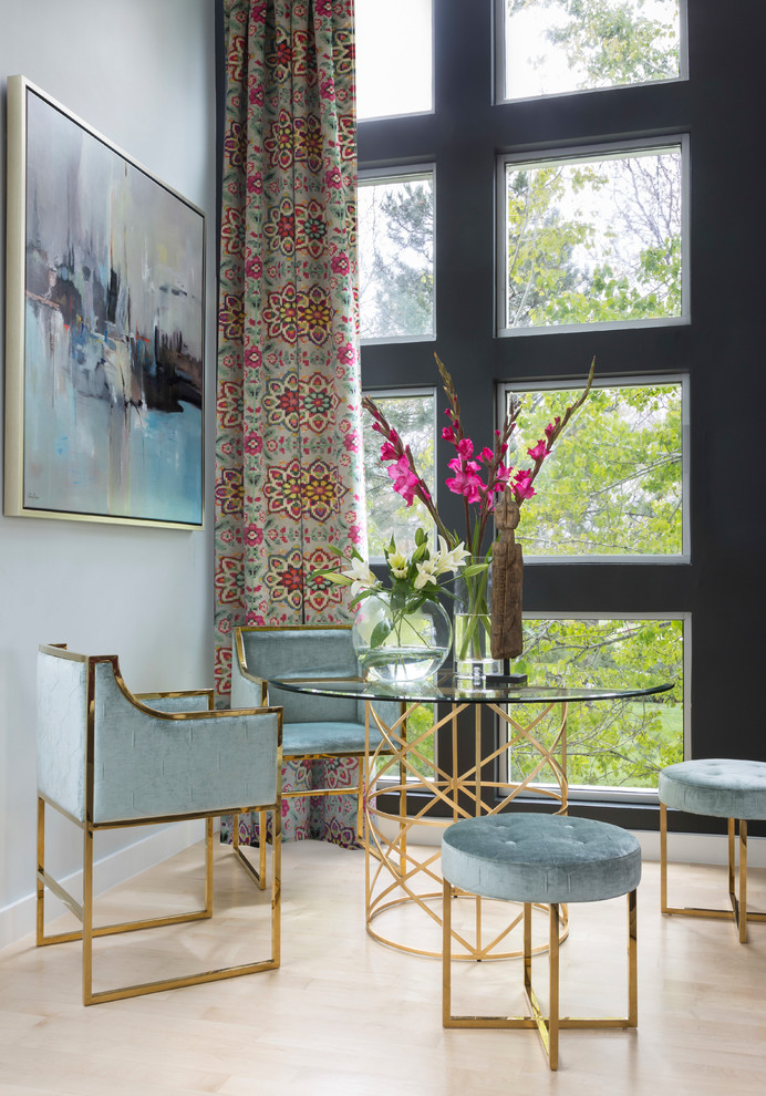 Foto di un soggiorno stile marinaro con pareti multicolore, parquet chiaro e pavimento beige