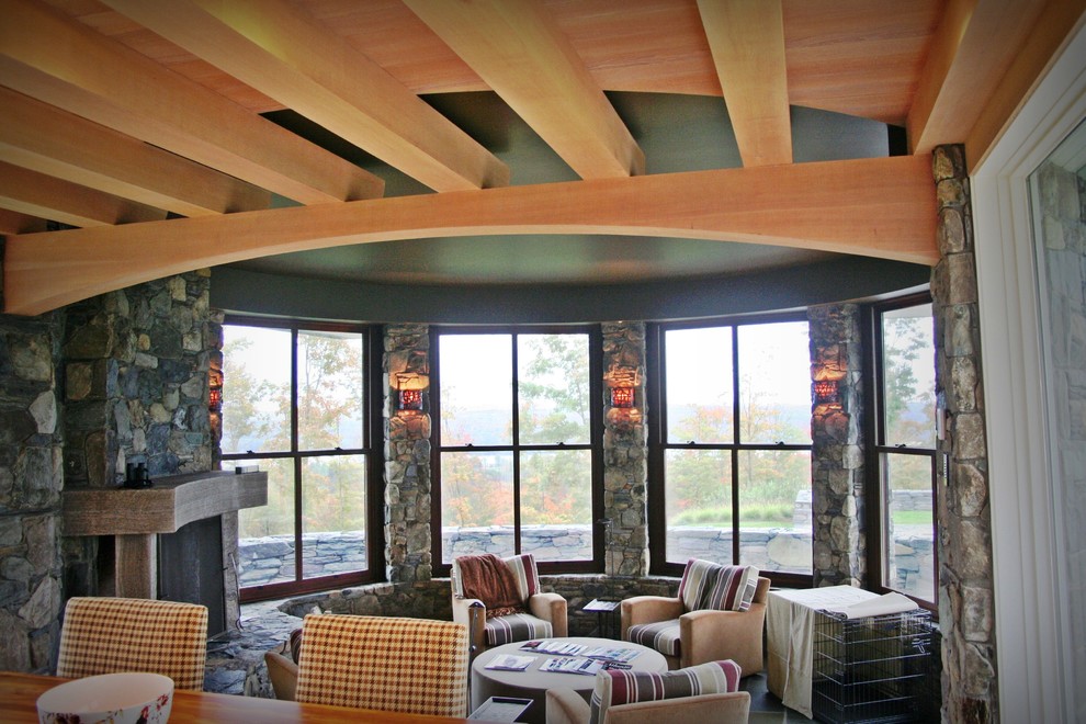 Diseño de salón para visitas abierto rústico de tamaño medio con marco de chimenea de piedra, paredes verdes y chimenea de esquina