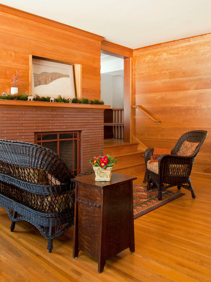 Foto de salón tradicional con suelo de madera en tonos medios y todas las chimeneas