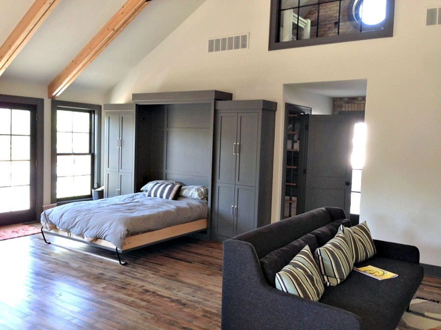 Стильный дизайн: парадная, двухуровневая гостиная комната среднего размера в стиле лофт с белыми стенами и темным паркетным полом без камина, телевизора - последний тренд