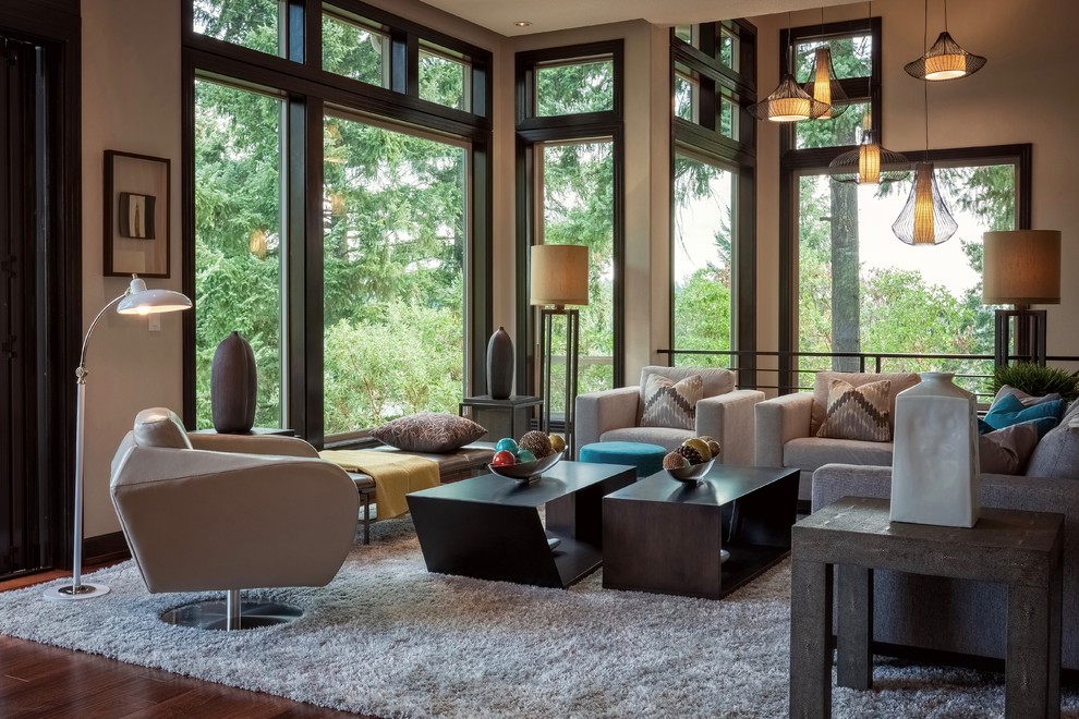 Offenes Rustikales Wohnzimmer mit beiger Wandfarbe, dunklem Holzboden und braunem Boden in Portland