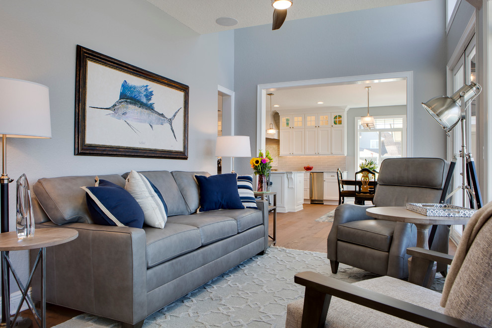 Idee per un soggiorno costiero di medie dimensioni e chiuso con sala formale, pareti blu e parquet chiaro