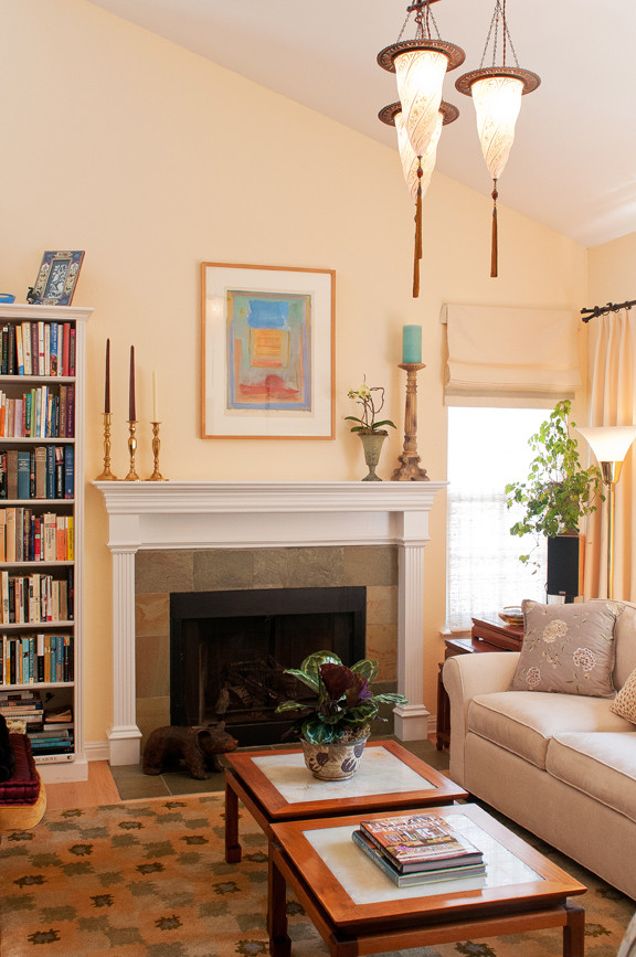 Repräsentatives, Offenes Klassisches Wohnzimmer mit beiger Wandfarbe, Kamin und verputzter Kaminumrandung in San Francisco