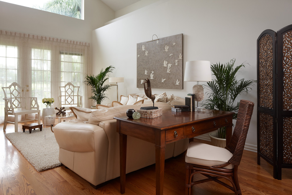 Imagen de salón clásico con paredes blancas y suelo de madera en tonos medios