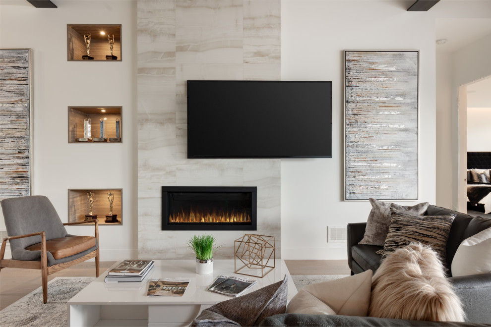 Cette image montre un salon design ouvert avec un mur blanc, un sol en bois brun, une cheminée ribbon, un téléviseur fixé au mur, un sol marron et canapé noir.
