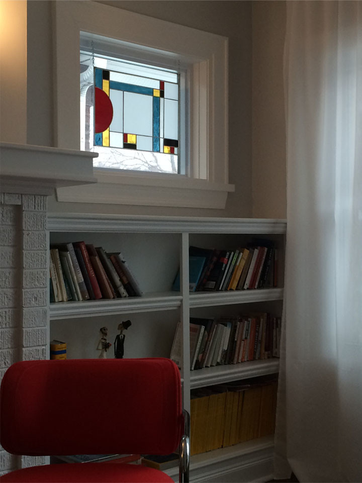Источник вдохновения для домашнего уюта: изолированная гостиная комната в стиле ретро с серыми стенами, темным паркетным полом и фасадом камина из камня