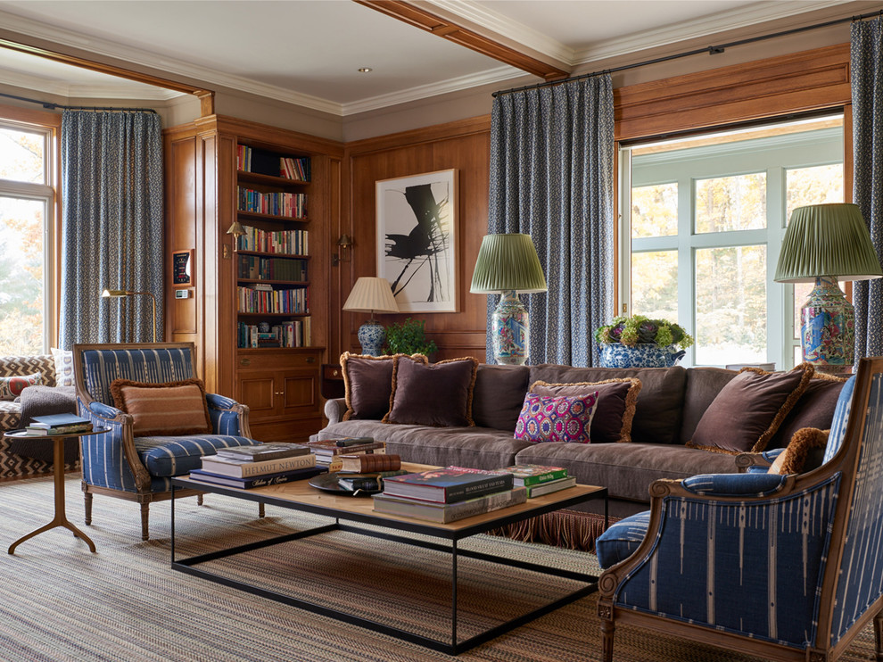 Стильный дизайн: гостиная комната в классическом стиле с коричневыми стенами и синими шторами - последний тренд